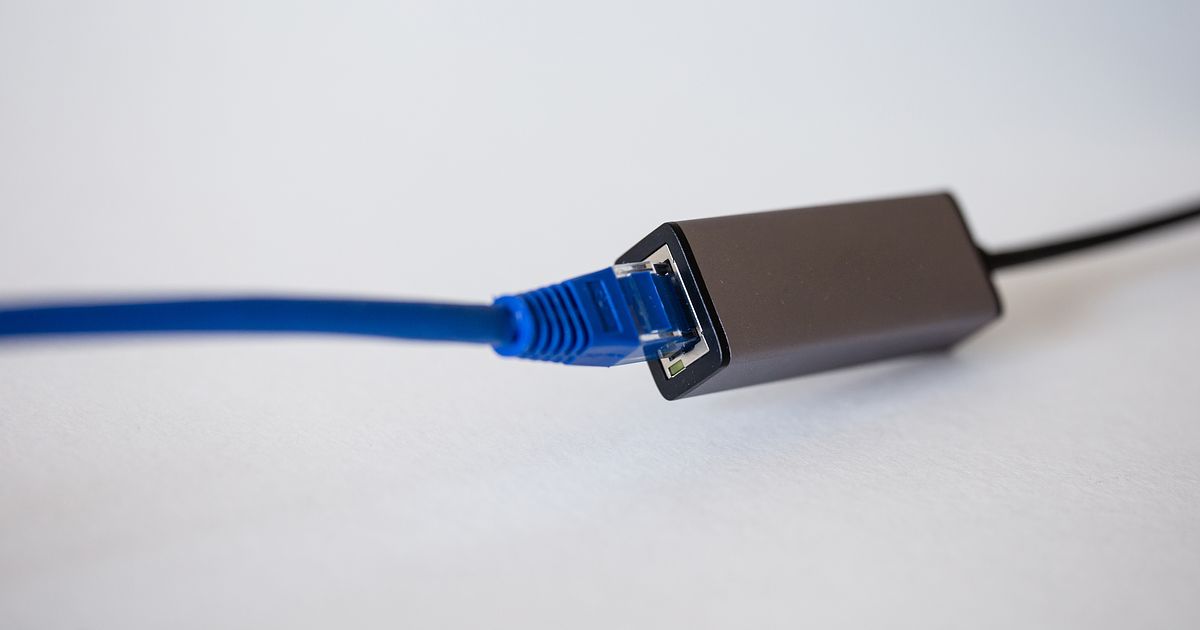 スマホを有線LANでインターネットに接続する方法や必要な機器を解説